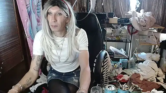 Snapshot of Ombeline1 chatting on October 9, 2025, 9:21 am Ombeline1 online show from October 9, 2025, 9:21 am