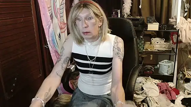 Snapshot of Ombeline1 chatting on October 29, 2025, 7:13 pm Ombeline1 online show from October 29, 2025, 7:13 pm