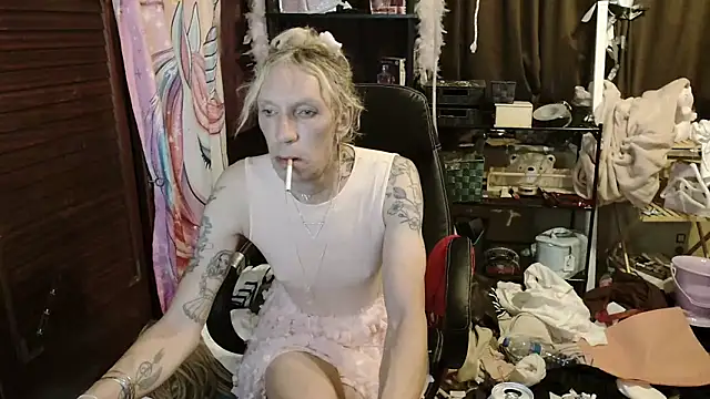 Snapshot of Ombeline1 chatting on November 4, 2025, 2:48 am Ombeline1 online show from November 4, 2025, 2:48 am