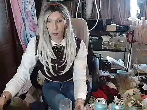 Snapshot of Ombeline1 chatting on October 20, 2025, 8:15 am Ombeline1 online show from October 20, 2025, 8:15 am