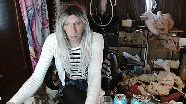 Snapshot of Ombeline1 chatting on October 12, 2025, 8:26 am Ombeline1 online show from October 12, 2025, 8:26 am