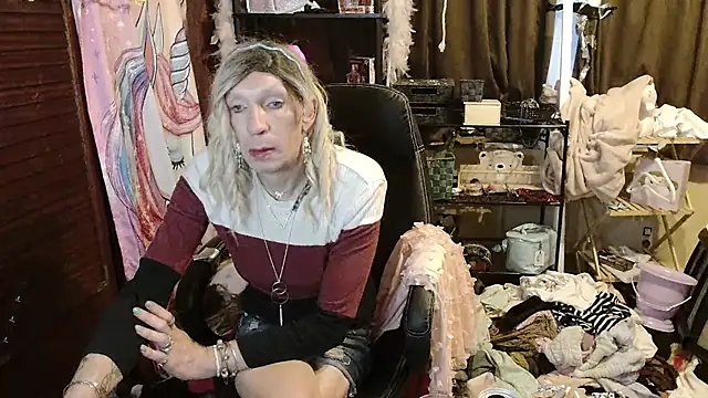 Snapshot of Ombeline1 chatting on November 5, 2025, 6:27 am Ombeline1 online show from November 5, 2025, 6:27 am