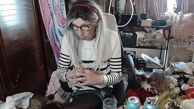 Snapshot of Ombeline1 chatting on October 21, 2025, 2:05 pm Ombeline1 online show from October 21, 2025, 2:05 pm