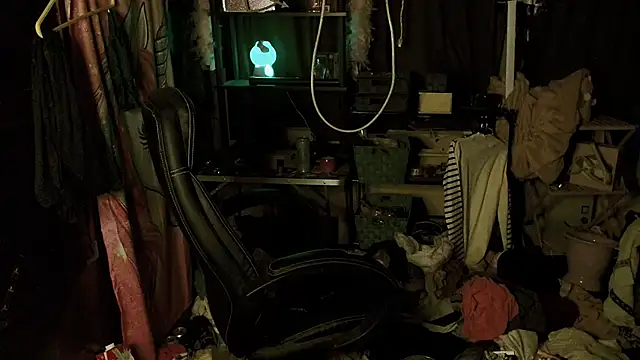 Snapshot of Ombeline1 chatting on November 10, 2025, 11:21 pm Ombeline1 online show from November 10, 2025, 11:21 pm