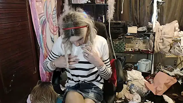 Snapshot of Ombeline1 chatting on November 3, 2025, 2:09 pm Ombeline1 online show from November 3, 2025, 2:09 pm