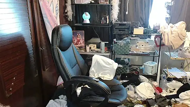 Snapshot of Ombeline1 chatting on October 30, 2025, 7:17 am Ombeline1 online show from October 30, 2025, 7:17 am