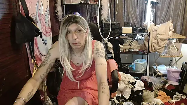 Snapshot of Ombeline1 chatting on November 13, 2025, 10:41 am Ombeline1 online show from November 13, 2025, 10:41 am