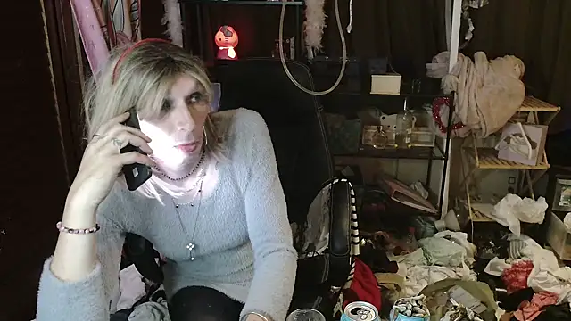 Snapshot of Ombeline1 chatting on October 16, 2025, 10:07 pm Ombeline1 online show from October 16, 2025, 10:07 pm