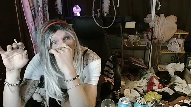 Snapshot of Ombeline1 chatting on October 13, 2025, 5:36 pm Ombeline1 online show from October 13, 2025, 5:36 pm