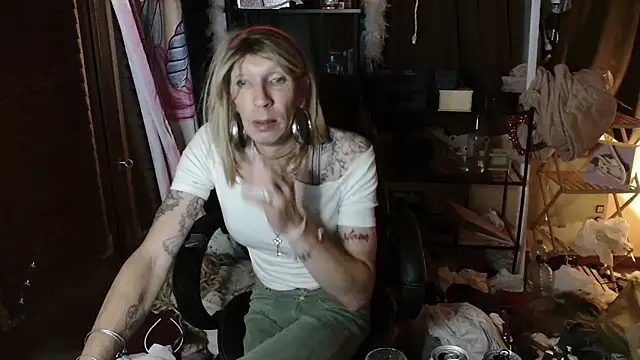 Snapshot of Ombeline1 chatting on October 24, 2025, 7:35 pm Ombeline1 online show from October 24, 2025, 7:35 pm