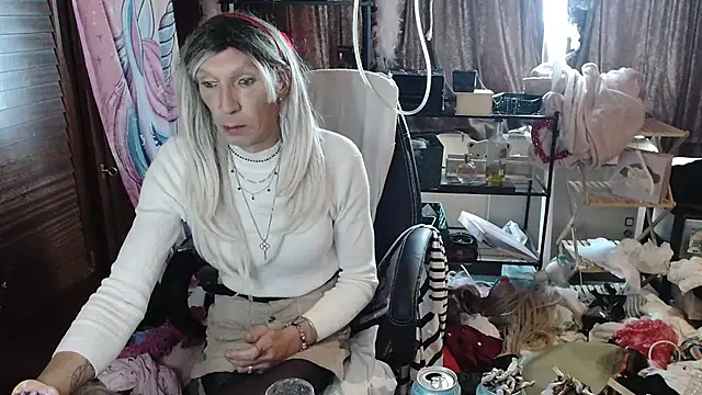 Snapshot of Ombeline1 chatting on October 19, 2025, 12:08 pm Ombeline1 online show from October 19, 2025, 12:08 pm