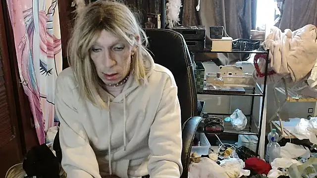 Snapshot of Ombeline1 chatting on October 26, 2025, 8:15 am Ombeline1 online show from October 26, 2025, 8:15 am