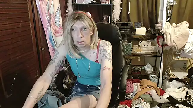 Snapshot of Ombeline1 chatting on October 27, 2025, 2:01 am Ombeline1 online show from October 27, 2025, 2:01 am