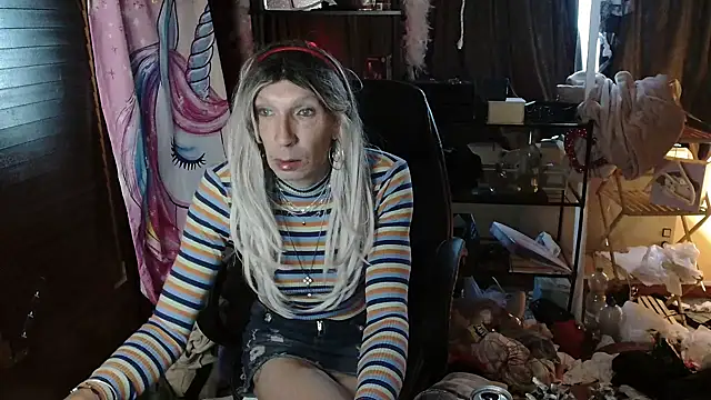 Snapshot of Ombeline1 chatting on October 24, 2025, 6:34 am Ombeline1 online show from October 24, 2025, 6:34 am