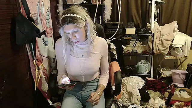 Snapshot of Ombeline1 chatting on November 12, 2025, 6:45 pm Ombeline1 online show from November 12, 2025, 6:45 pm