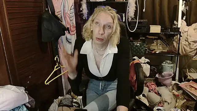 Snapshot of Ombeline1 chatting on November 17, 2025, 5:17 pm Ombeline1 online show from November 17, 2025, 5:17 pm