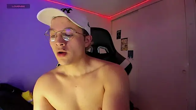 AustinSummerr online show from March 18, 2025, 3:01 pm