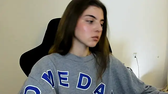 Snapshot of emmamurrr chatting on November 12, 2025, 2:43 pm emmamurrr online show from November 12, 2025, 2:43 pm