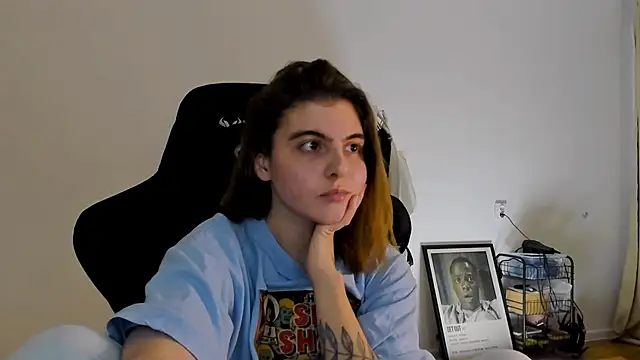 Snapshot of emmamurrr chatting on December 6, 2024, 6:11 pm emmamurrr online show from December 6, 2024, 6:11 pm