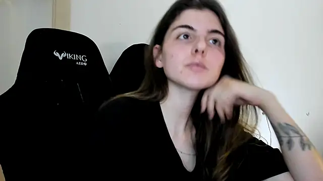 Snapshot of emmamurrr chatting on November 7, 2025, 2:10 pm emmamurrr online show from November 7, 2025, 2:10 pm