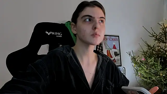 Snapshot of emmamurrr chatting on December 26, 2024, 8:21 pm emmamurrr online show from December 26, 2024, 8:21 pm