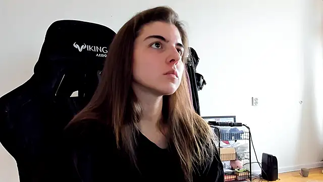 Snapshot of emmamurrr chatting on October 12, 2025, 10:27 am emmamurrr online show from October 12, 2025, 10:27 am