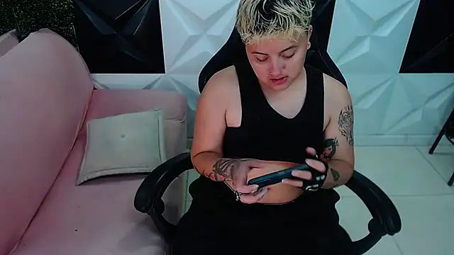 isabeautyx19 online show from February 28, 2025, 3:37 pm