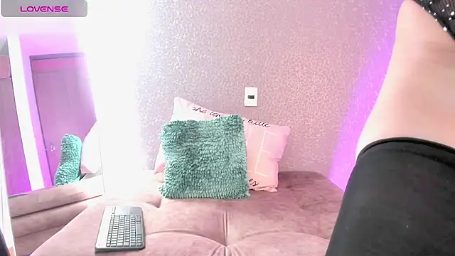 Juliana rodriguez  online show from December 18, 2024, 3:11 pm