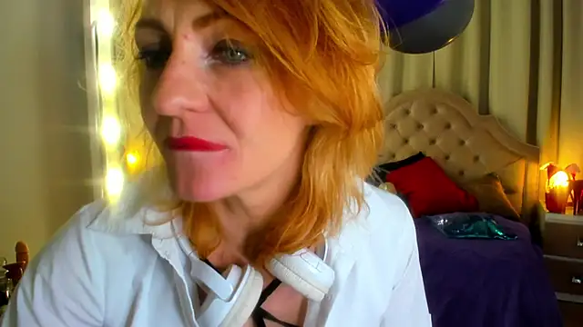 Snapshot of SquirtyAlisa chatting on October 17, 2025, 11:28 pm SquirtyAlisa online show from October 17, 2025, 11:28 pm