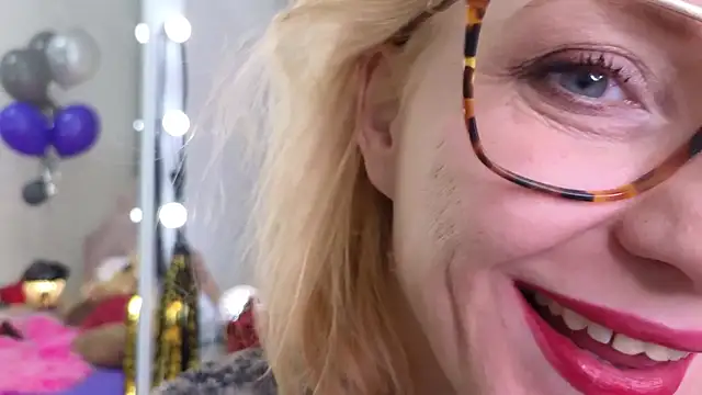 Snapshot of SquirtyAlisa chatting on October 28, 2025, 8:30 pm SquirtyAlisa online show from October 28, 2025, 8:30 pm