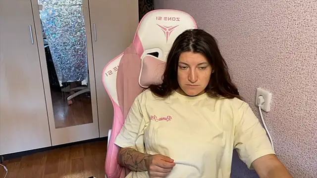 Katrin  kiss online show from May 13, 2026, 12:23 pm