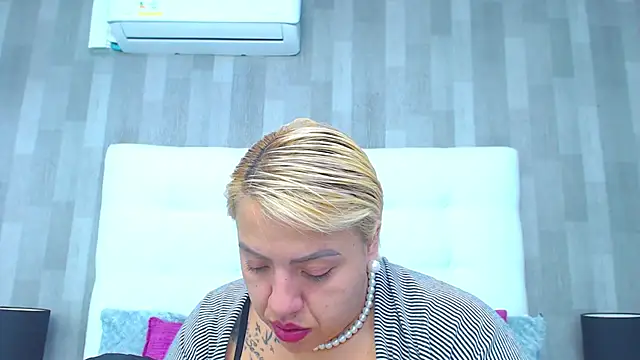 Snapshot of LeahMillerr chatting on February 5, 2026, 12:45 pm LeahMillerr online show from February 5, 2026, 12:45 pm