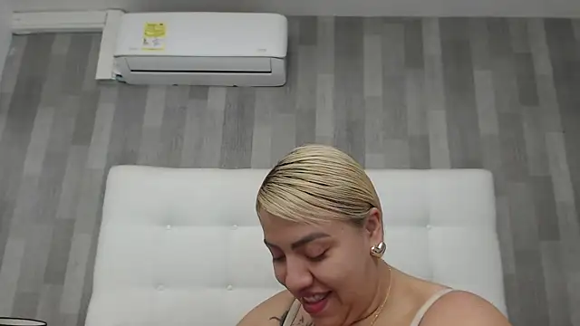 Snapshot of LeahMillerr chatting on March 21, 2026, 1:04 pm LeahMillerr online show from March 21, 2026, 1:04 pm