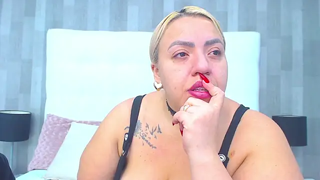 Snapshot of LeahMillerr chatting on March 12, 2026, 12:42 pm LeahMillerr online show from March 12, 2026, 12:42 pm