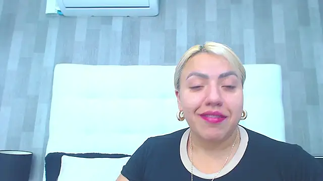 Snapshot of LeahMillerr chatting on March 10, 2026, 2:32 pm LeahMillerr online show from March 10, 2026, 2:32 pm