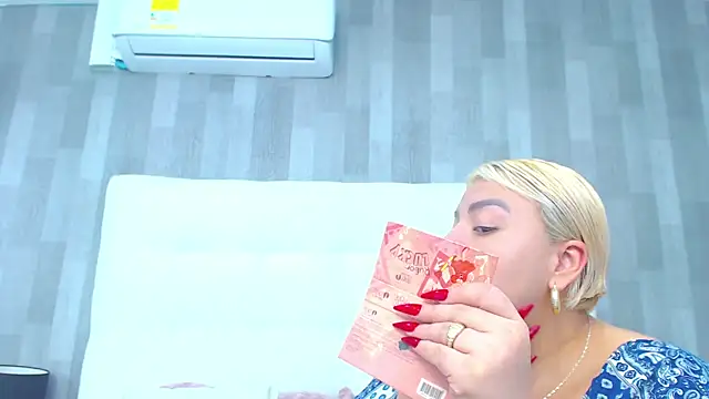 Snapshot of LeahMillerr chatting on March 11, 2026, 12:54 pm LeahMillerr online show from March 11, 2026, 12:54 pm