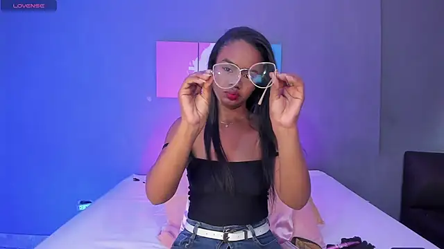 EmmaSmith06 online show from February 4, 2026, 5:19 pm