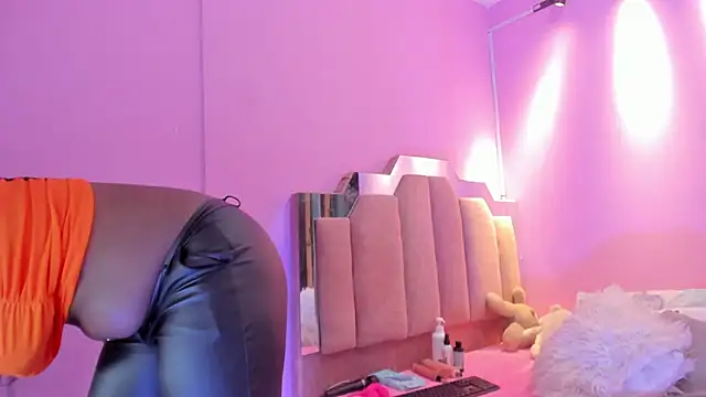 Snapshot of LoveQueen2 chatting on November 26, 2025, 12:27 pm LoveQueen2 online show from November 26, 2025, 12:27 pm