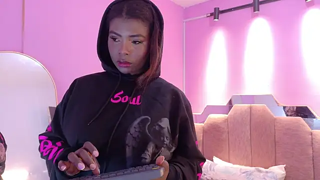 LoveQueen2 online show from May 1, 2026, 11:48 am