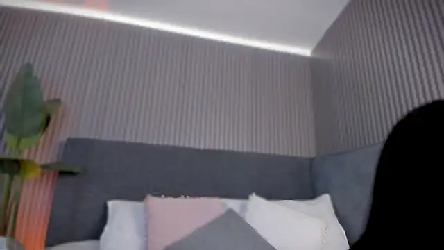 emelie 89 online show from April 28, 2026, 12:20 pm