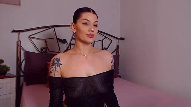 YvonneEverlee online show from April 22, 2026, 7:42 pm