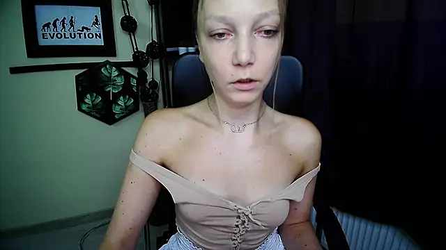 Snapshot of EmillyPlay chatting on July 9, 2026, 5:30 am EmillyPlay online show from July 9, 2026, 5:30 am