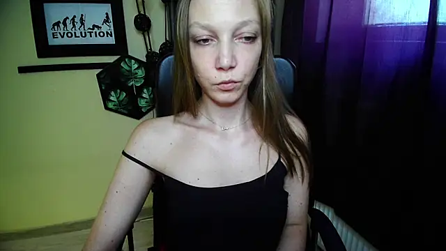 Snapshot of EmillyPlay chatting on June 3, 2026, 2:33 pm EmillyPlay online show from June 3, 2026, 2:33 pm