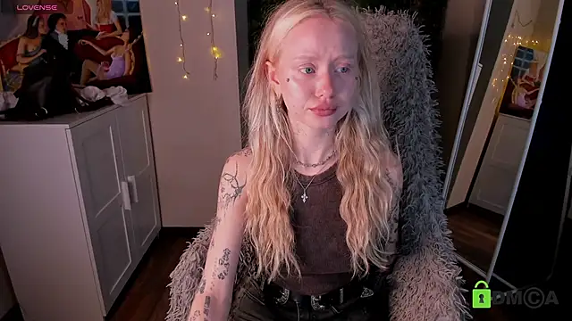 Snapshot of MalenaErnman chatting on November 7, 2025, 10:42 am MalenaErnman online show from November 7, 2025, 10:42 am