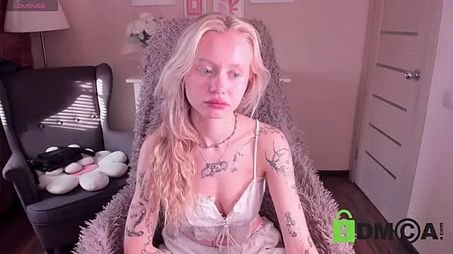 Snapshot of MalenaErnman chatting on November 15, 2025, 10:41 am MalenaErnman online show from November 15, 2025, 10:41 am