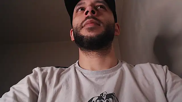 Snapshot of henryaxe chatting on April 26, 2026, 10:23 am henryaxe online show from April 26, 2026, 10:23 am