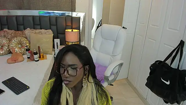 Snapshot of IsseyMz chatting on February 6, 2025, 4:10 am IsseyMz online show from February 6, 2025, 4:10 am