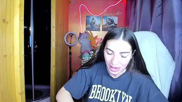 Snapshot of Fiery_Brunette_ chatting on June 4, 2026, 3:44 am Fiery Brunette online show from June 4, 2026, 3:44 am