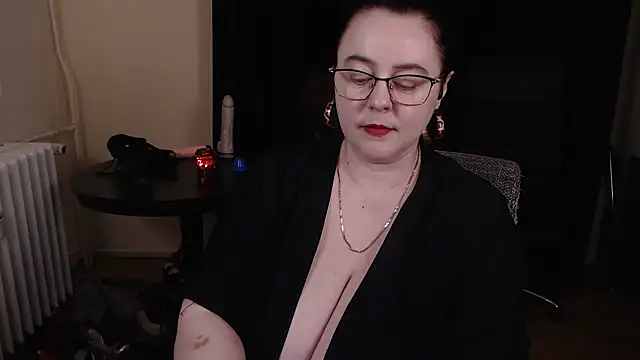 Snapshot of poshmistress chatting on March 19, 2025, 7:17 pm poshmistress online show from March 19, 2025, 7:17 pm