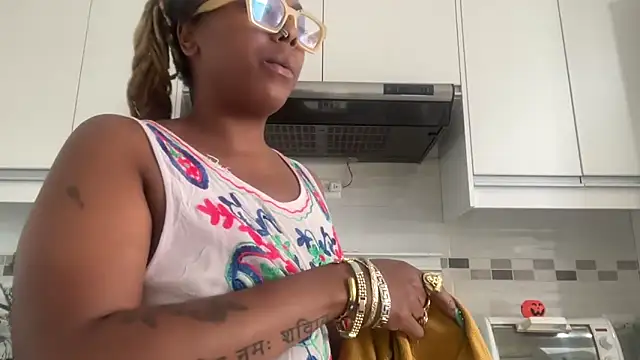 Snapshot of ChocolateCakeQueen chatting on October 19, 2025, 2:42 pm ChocolateCakeQueen online show from October 19, 2025, 2:42 pm